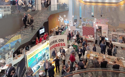 Foyaer hotelu s výstavou Mosty 2025