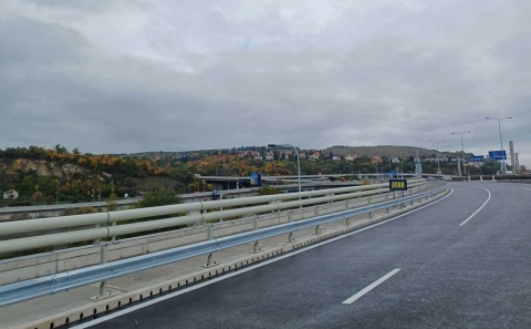 Barrandovský most, jižní část se svodidly ZMS4-A/H2