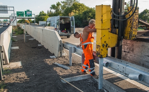 Ukotvení sloupků napojení svodnice na betonová svodidla