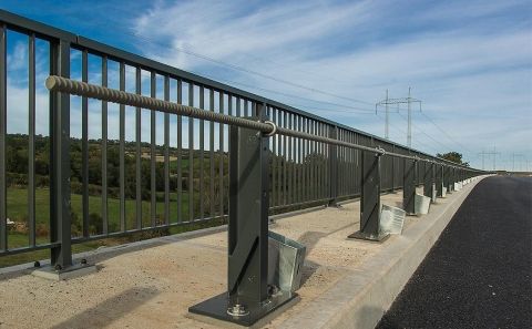 Instalovaná svodidla MS4-1/H2 na mostě přes Krušovický potok