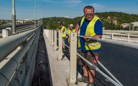 Instalace soustavy dvou výztužných tyčí na sloupky svodidla ZMS4/H3