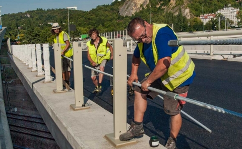 Instalace spodní výztužné tyče na sloupky svodidla ZMS4/H3