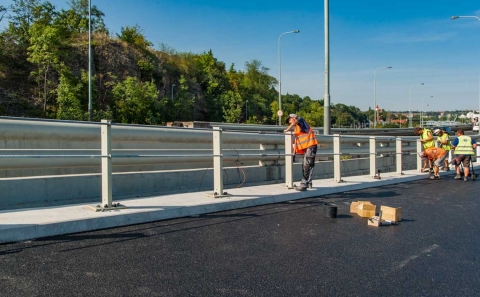 Instalace svodidla ZMS4/H3 na sjezdu na Barrandovský most