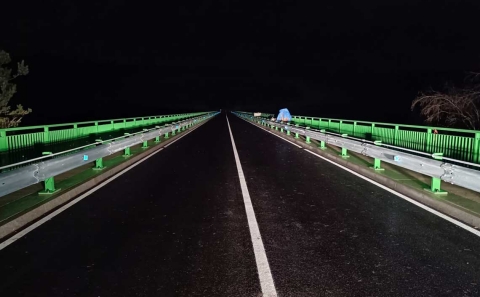 Noční pohled na osazená svodidla MS4-A3/H2 na Kozákově mostě