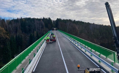 Dokončování instalace svodidel MS4-A3/H2 na Kozákově mostě