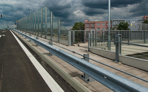 Svodidlo MS4-A3/H2 před PHS na nájezdu mostu O.Ševčíka