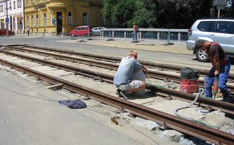 Vrtání otvorů pro kotvy podkladnice na mostě v Olomouci
