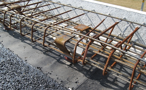 Výztuhy mostní římsy uchycené ke kotvám