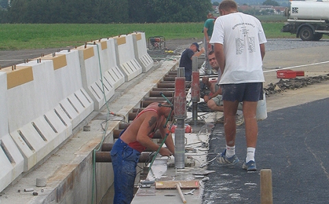 Vrtání otvorů pro kotvy OMO pro svodidlo MSK Skanska