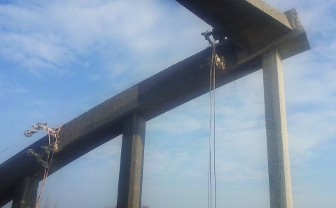 Odřezávání částí mostních oblouků lanovou pilou