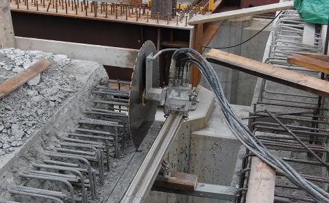 Odřezání části konstrukce mostu stěnovou pilou