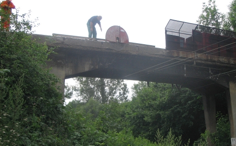 Odřezávání mostní římsy stěnovou pilou