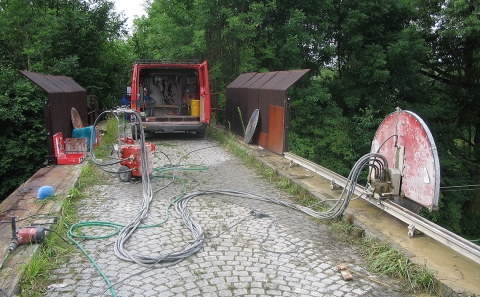 Odřezávání mostní římsy stěnovou pilou