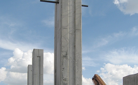 Jeden z odřezávaných mostních pilířů pomocí stěnové pily