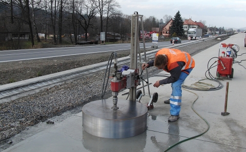 Vrtání o průměru 1000mm vpustí ve vozovce