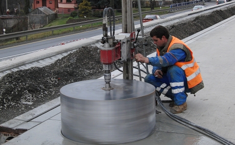 Vrtání o průměru 1000mm vpustí ve vozovce